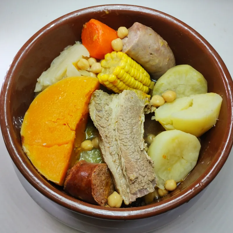 Puchero de pecho a la española